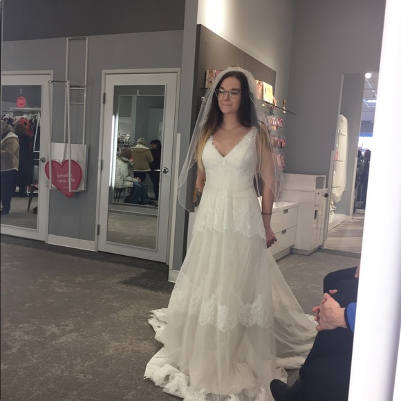 Lace ivory wedding dress - Picture 4 of 14